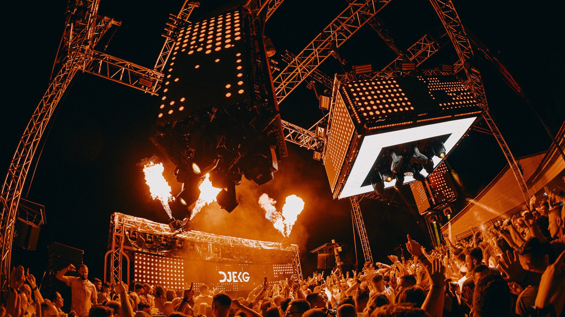 Ein nächtliches Fest mit vielen Menschen und Lichtern.