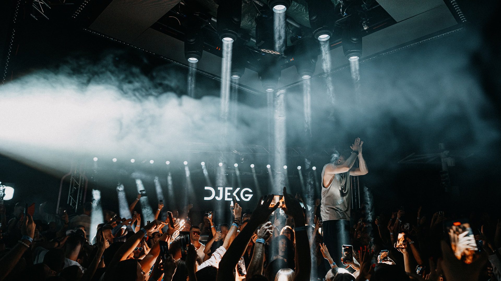 Der DJ spielt vor einer begeisterten Menge im Club.