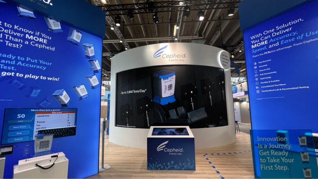 Stand des Unternehmens auf der Technologiemesse mit Displays