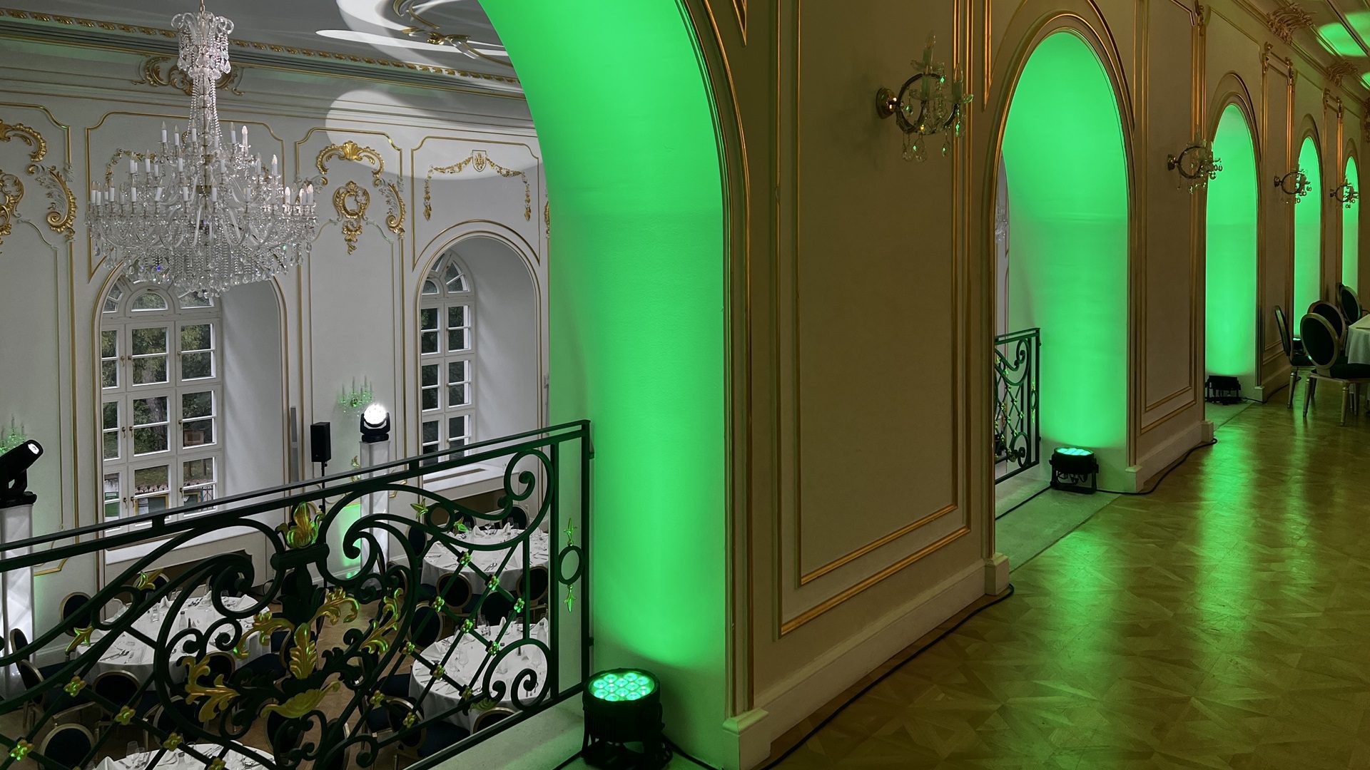 Elegantný interiér s osvetlenými oblúkmi a lustrami