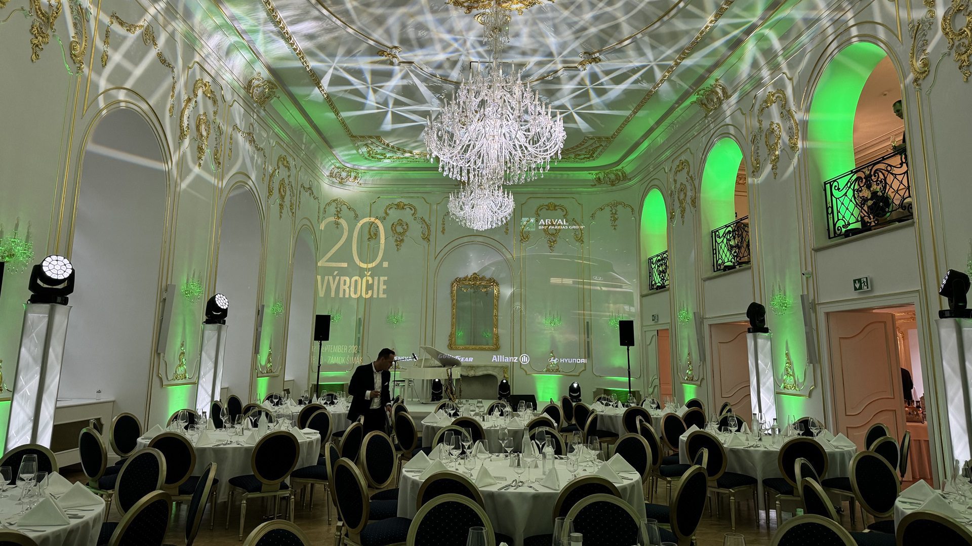 Luxusná sála pripravená na oslavu výročia