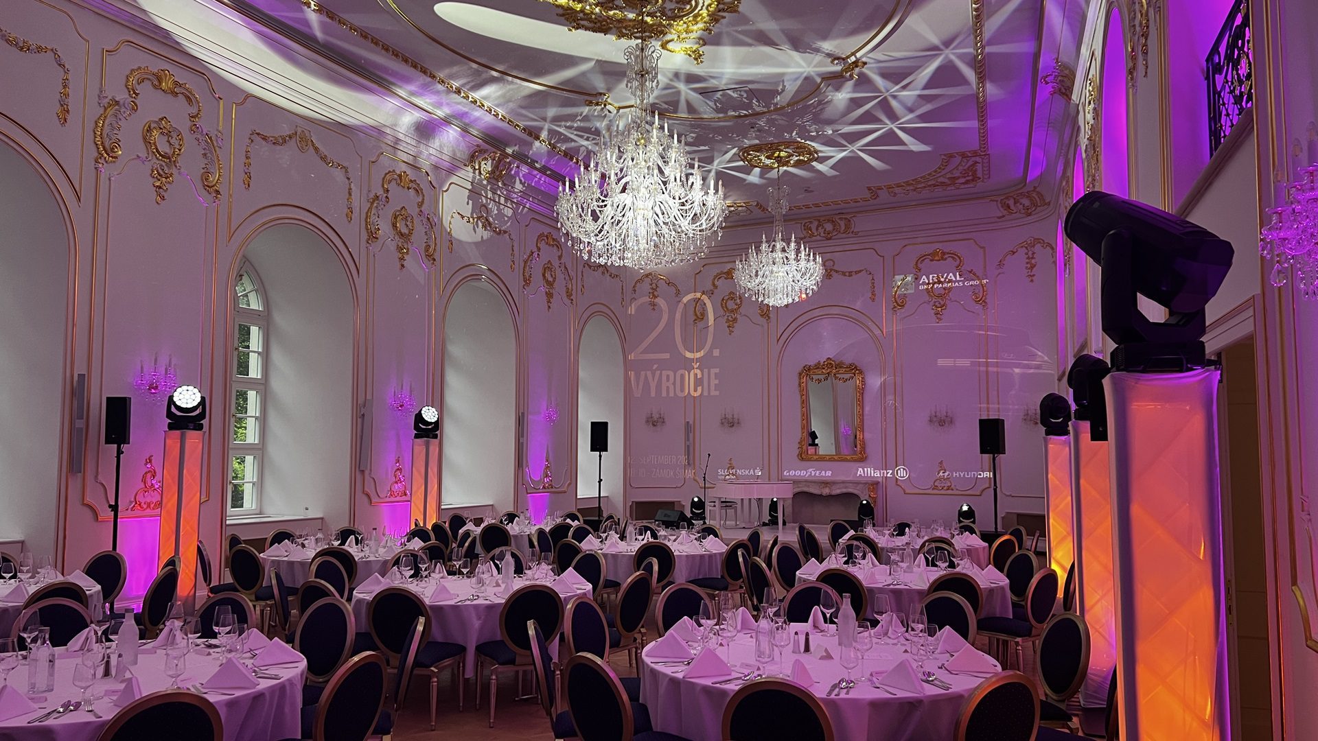 Elegantná banketová sála s efektným osvetlením.
