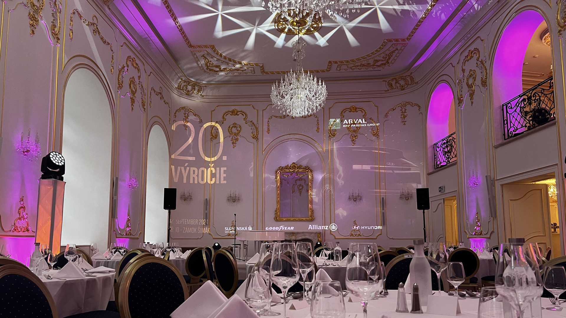 Elegantný banket v luxusnej historickej sále.