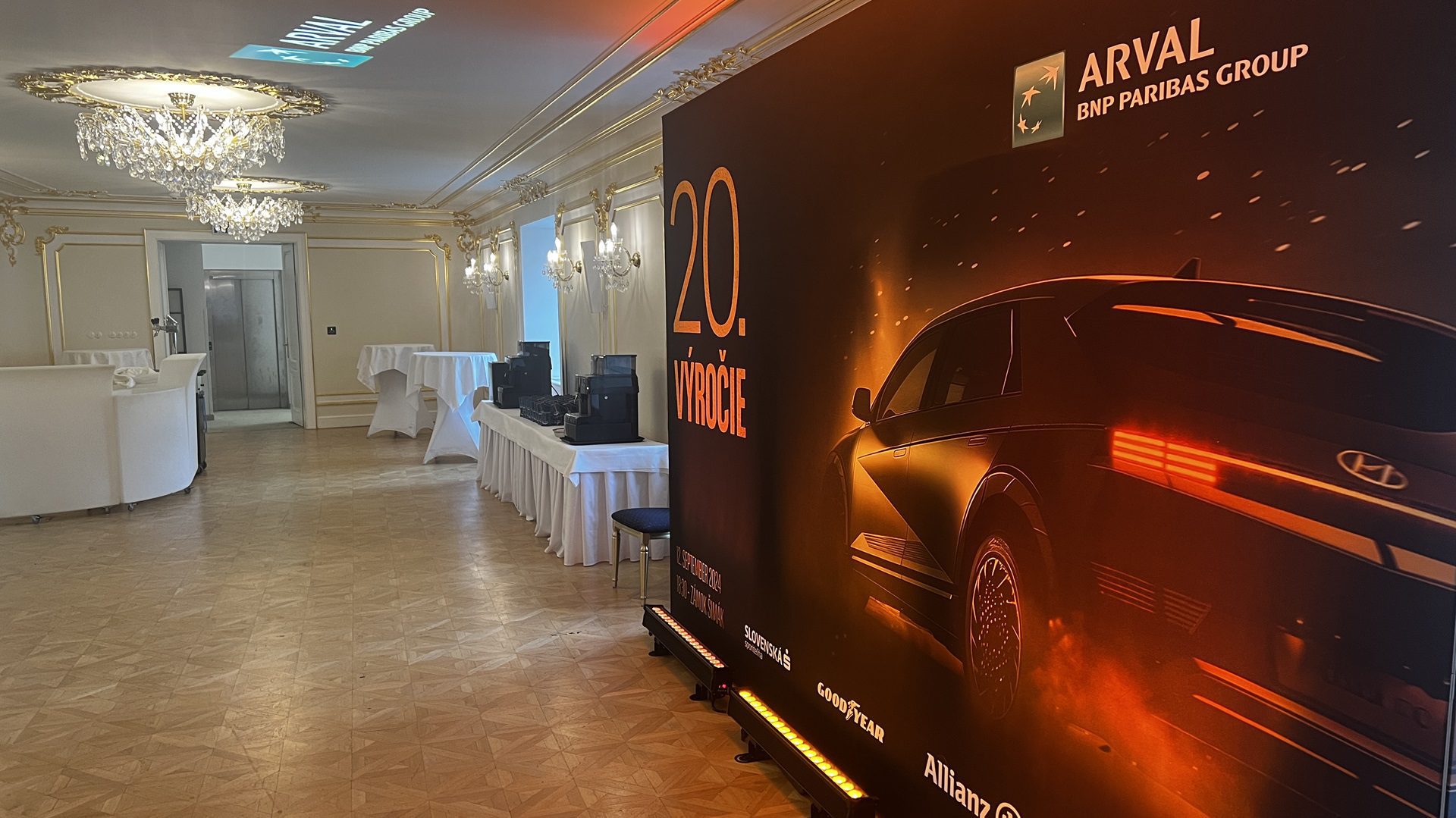 Výročná oslava automobilovej spoločnosti v elegantnej sále