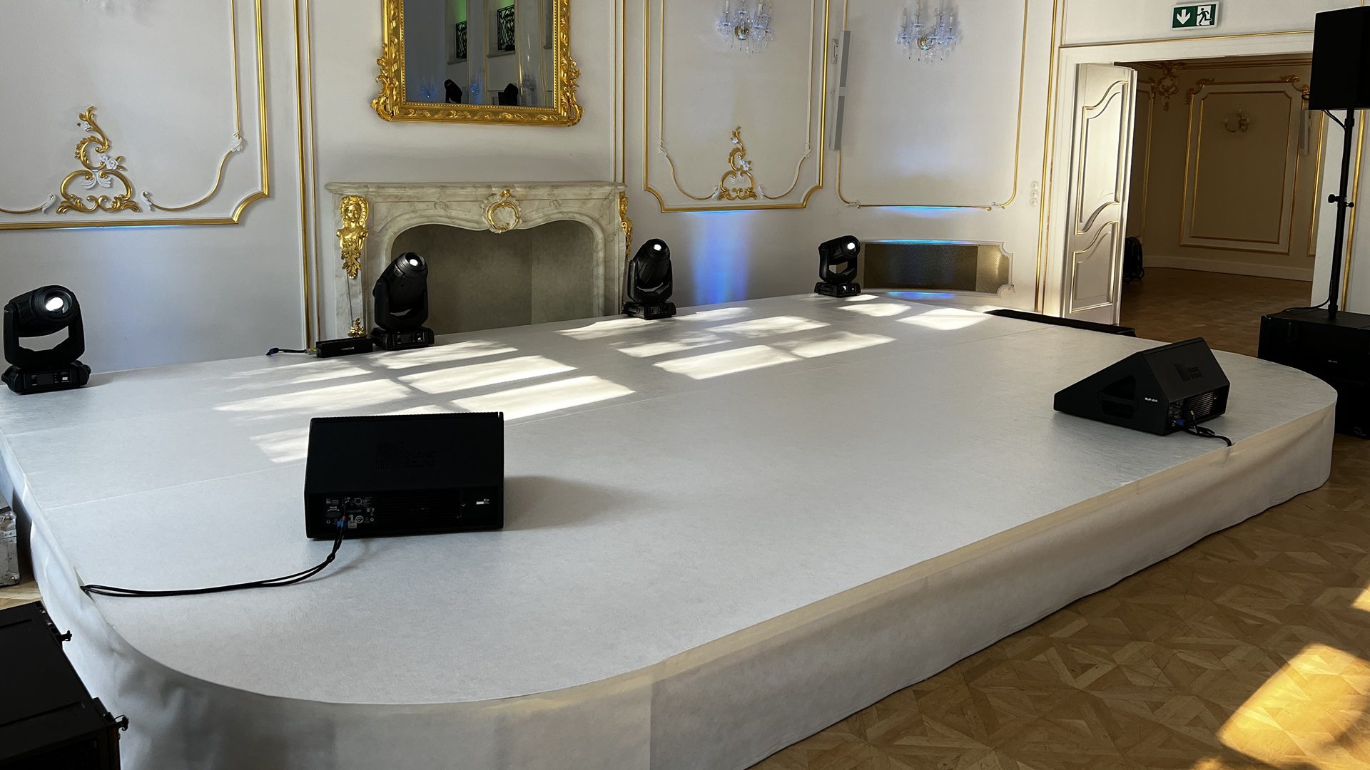 Prázdne pódium v elegantnej barokovej miestnosti