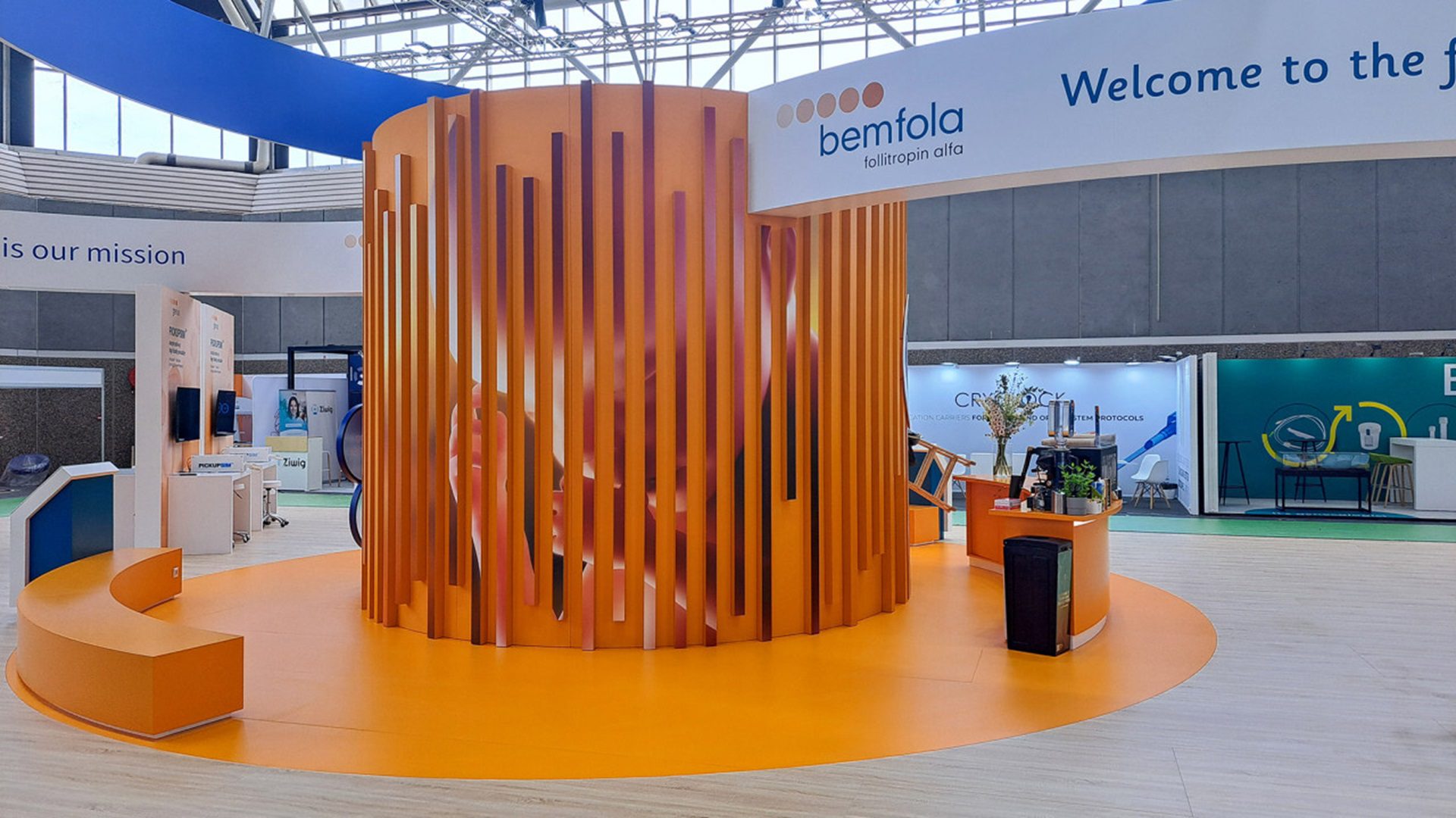 Moderná oranžová firemná expozícia na veľtrhu