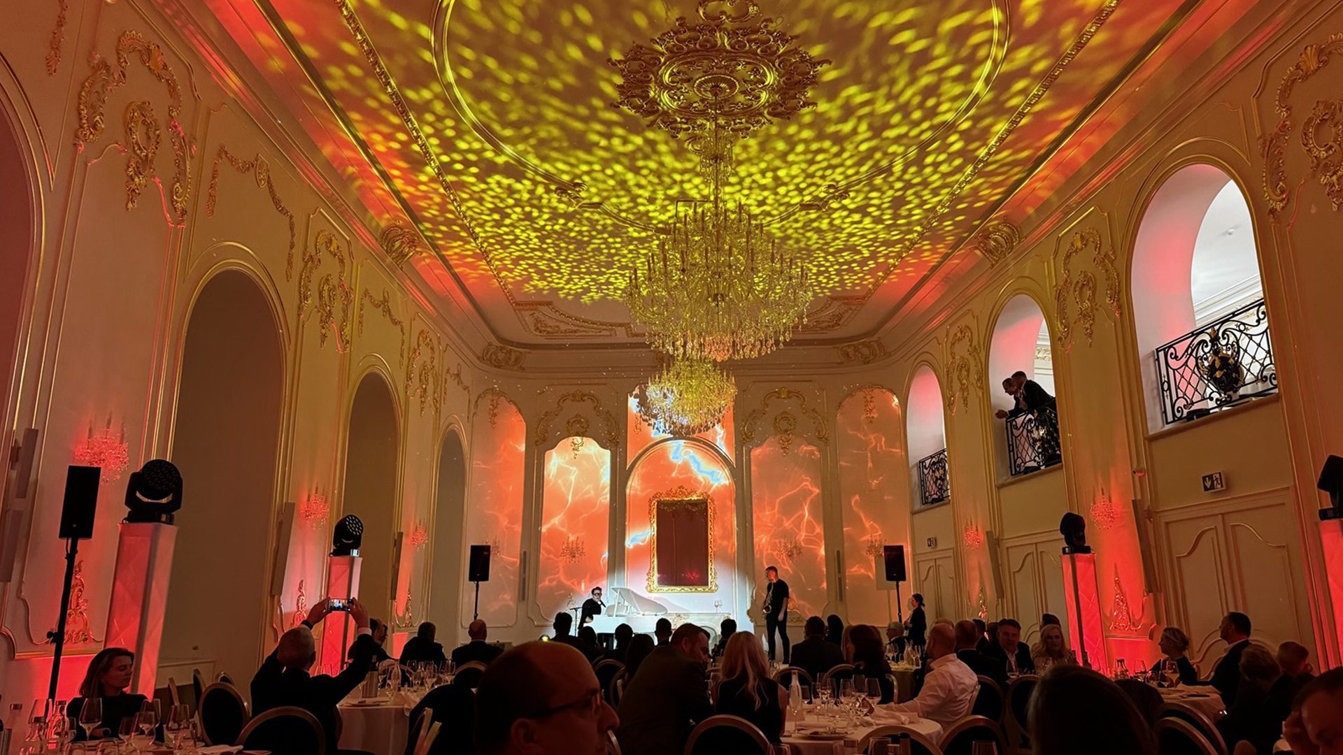 Elegantná večerná akcia v historickej sále.