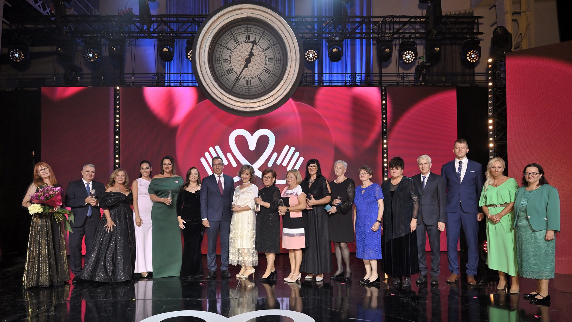 Eine Gruppe von Menschen auf der Bühne bei einer Veranstaltung zur Wertschätzung.