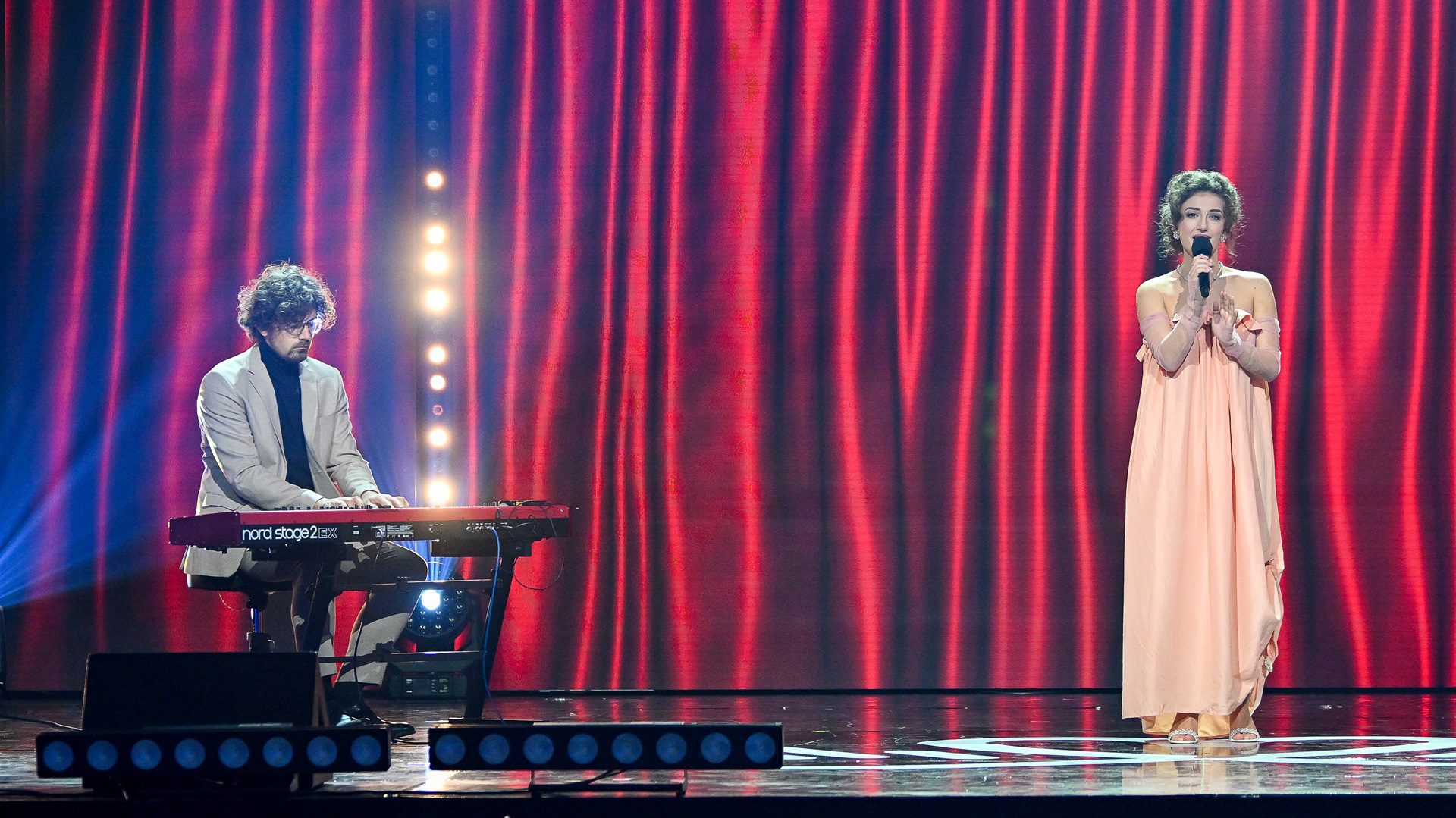 Sängerin und Pianist auf der Bühne während der Aufführung