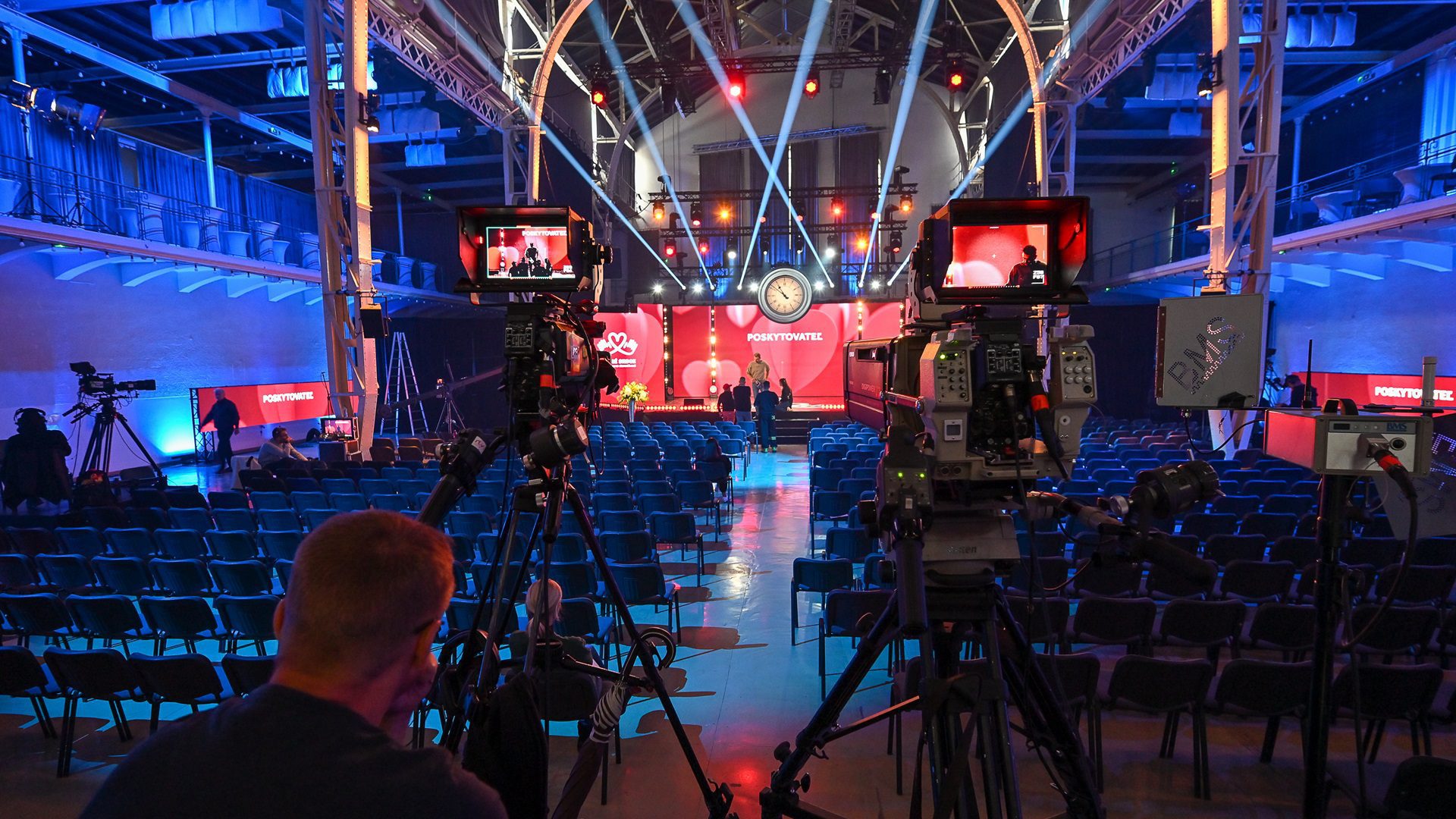 Die Kameras werden auf einem leeren Konferenzgelände aufgestellt.