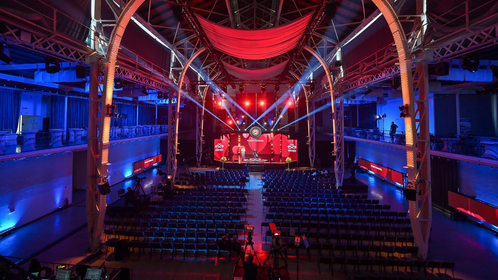 Ein persönliches Konzert im beleuchteten Innenraum der Halle.