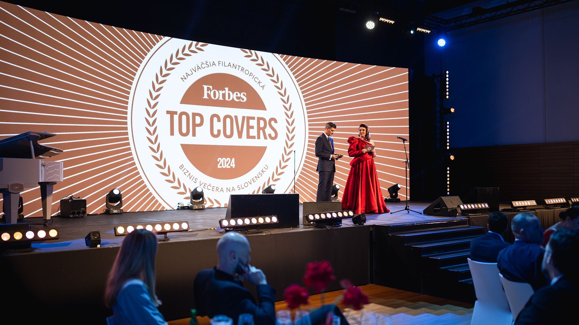 Dvojica moderátorov na pódiu počas prezentácie