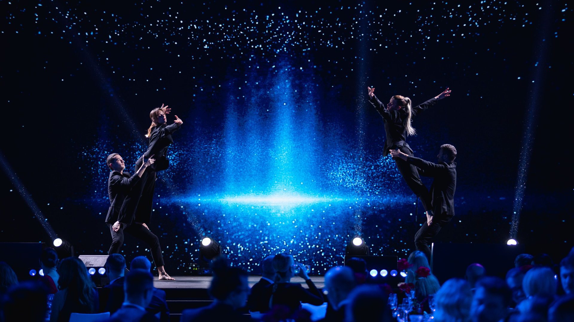 Tanečné vystúpenie s oslnivými svetelnými efektmi