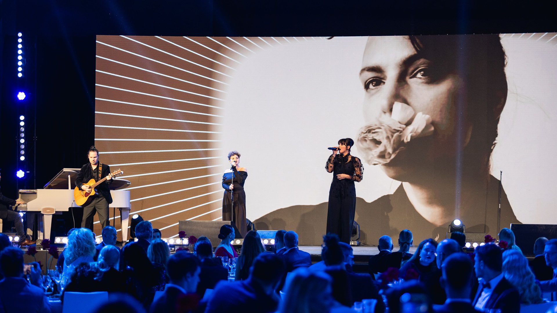 Hudobné vystúpenie na pódiu pred publikom.