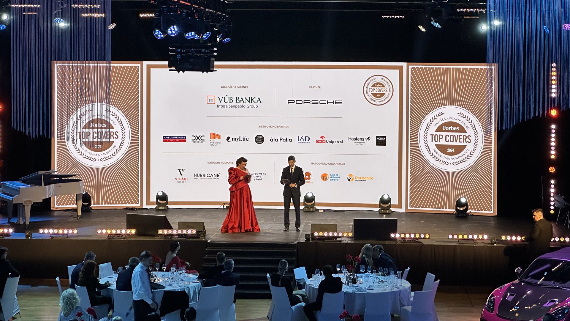 Ľudia na pódiu na slávnostnej udalosti.