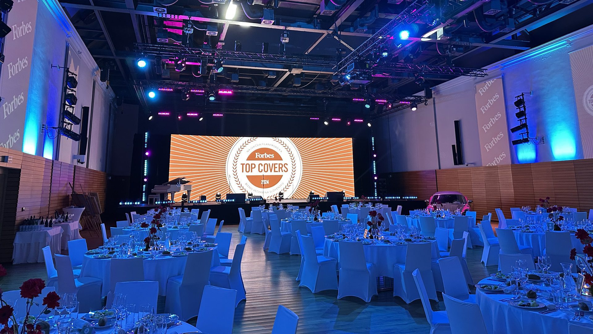 Slávnostná udalosť v osvetlenej banketovej sále