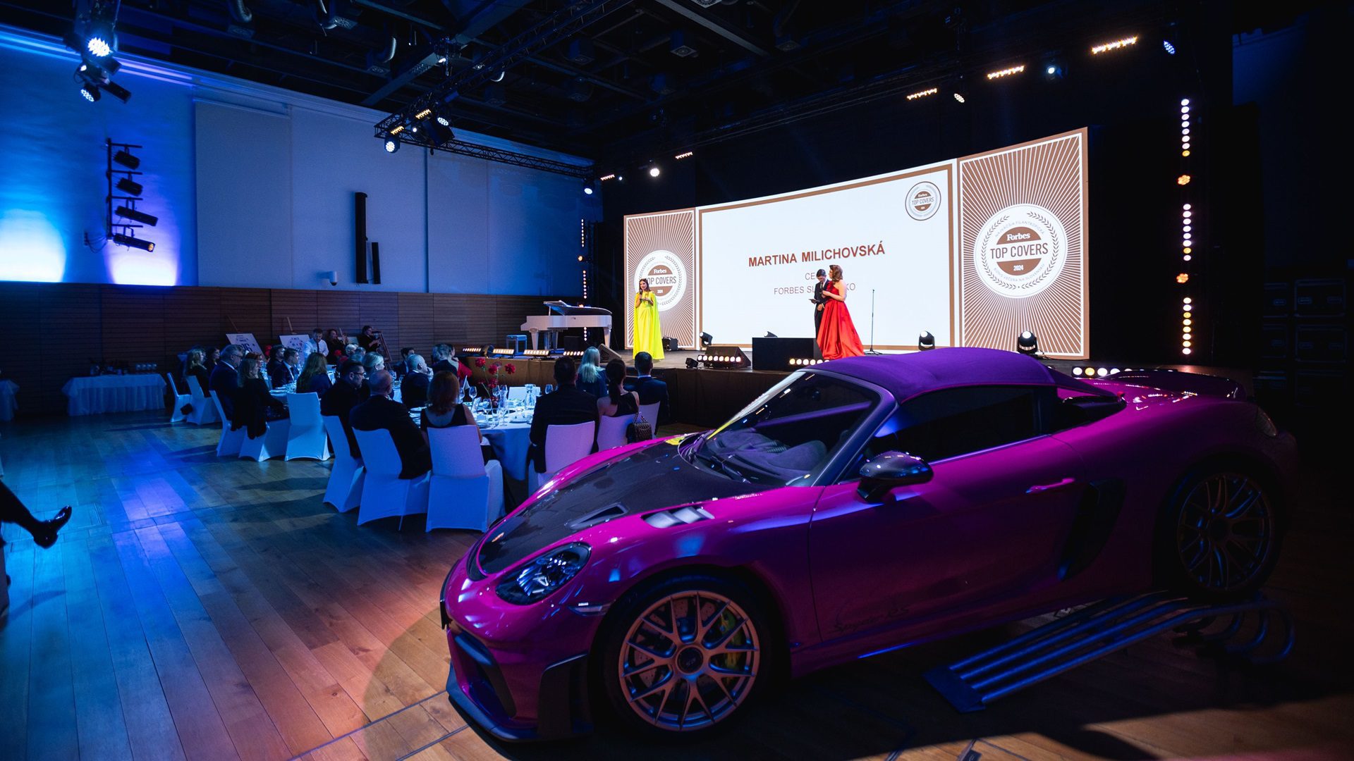 Fialové športové auto na elegantnej udalosti