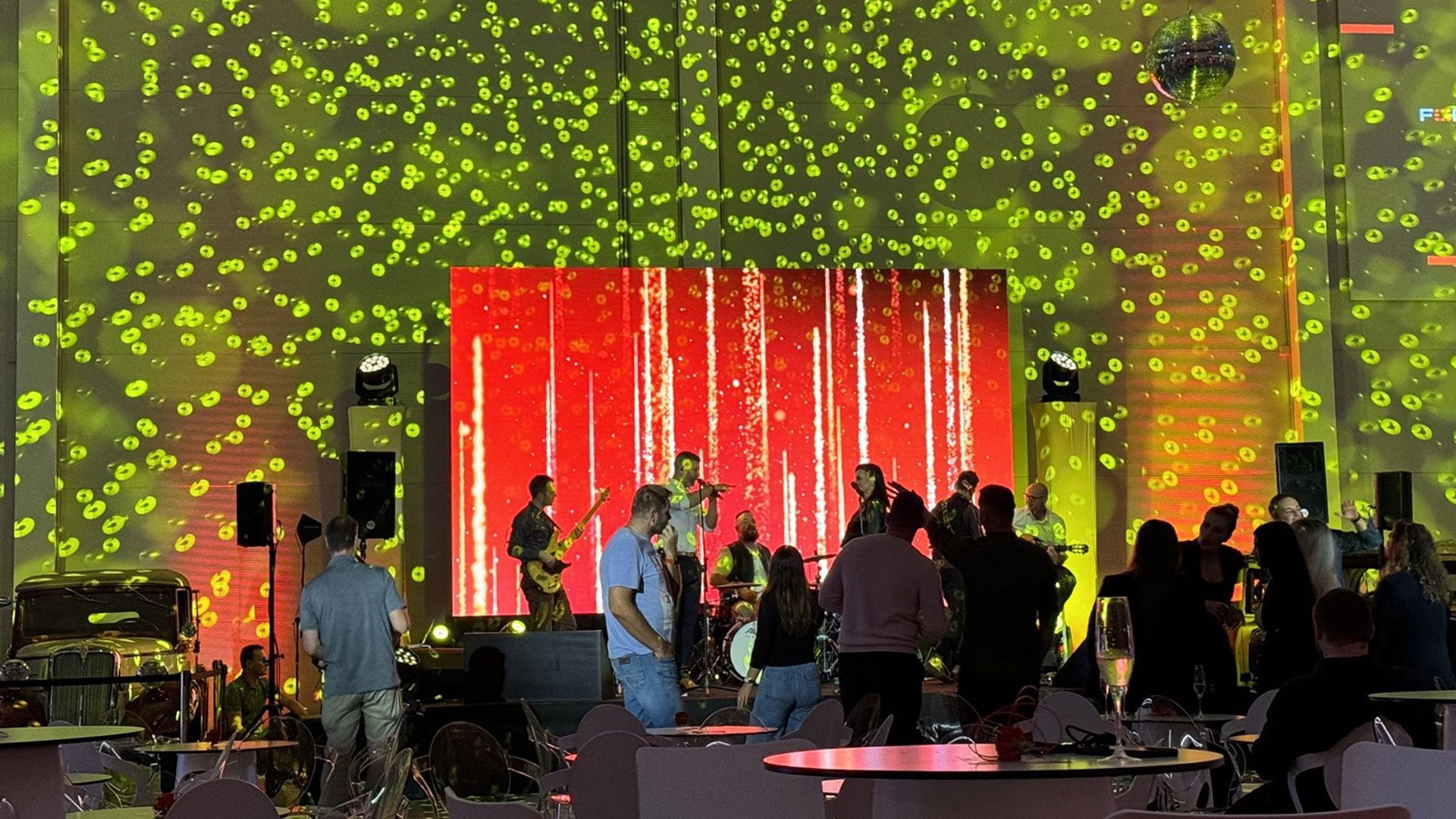 Živá hudba a tanec pod svetlami steny