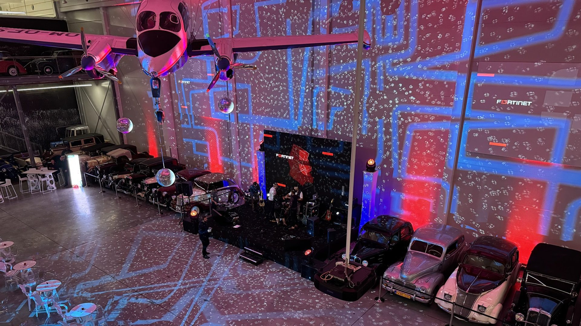 Letecká výstava s barevným promítáním a auty