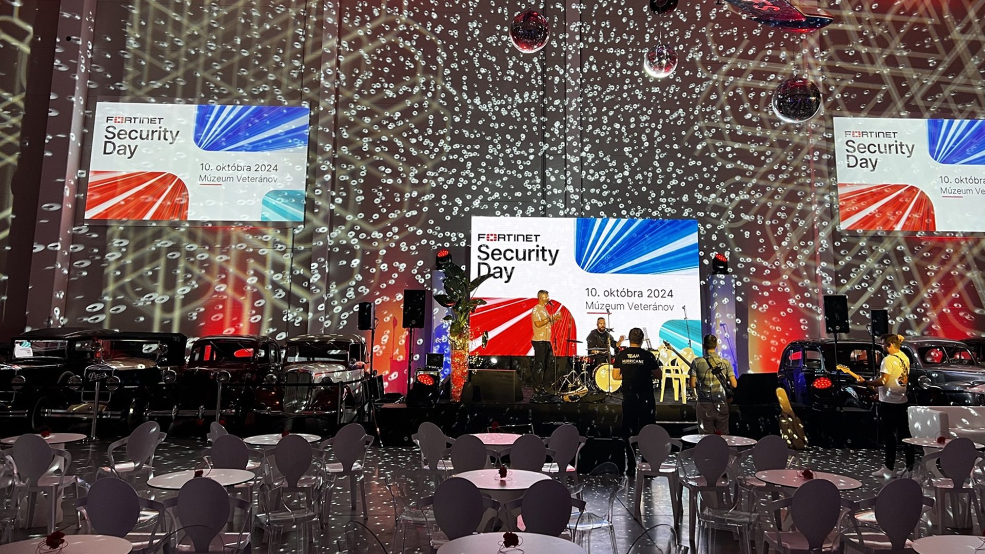 Konferencia Fortinet Security Day pódiová scéna osvetlenie.