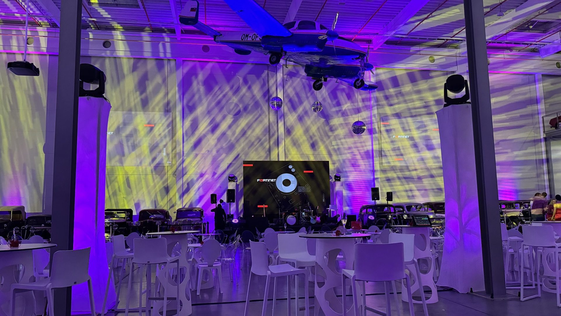 Večerno osvetlený moderný interiér s lietadlom.