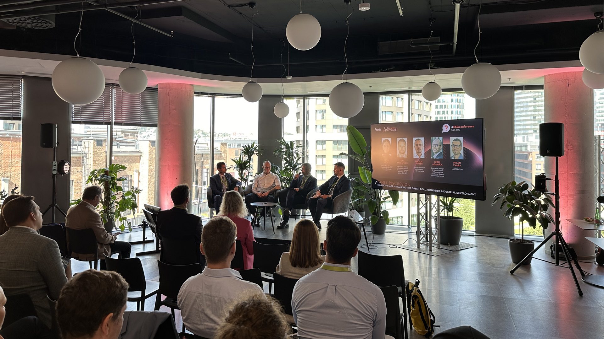 Geschäftskonferenz mit Präsentation in einem modernen Raum