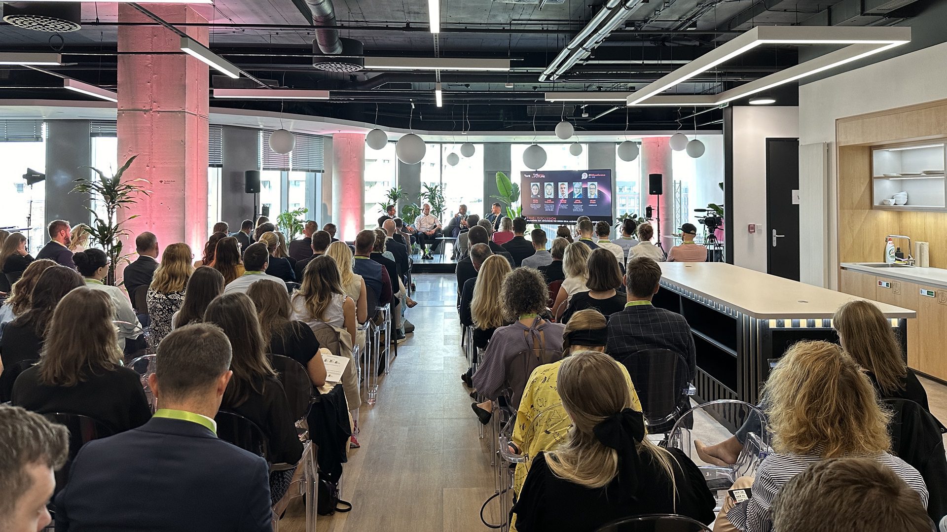 Konferenz in einem modernen Büroraum voller Menschen