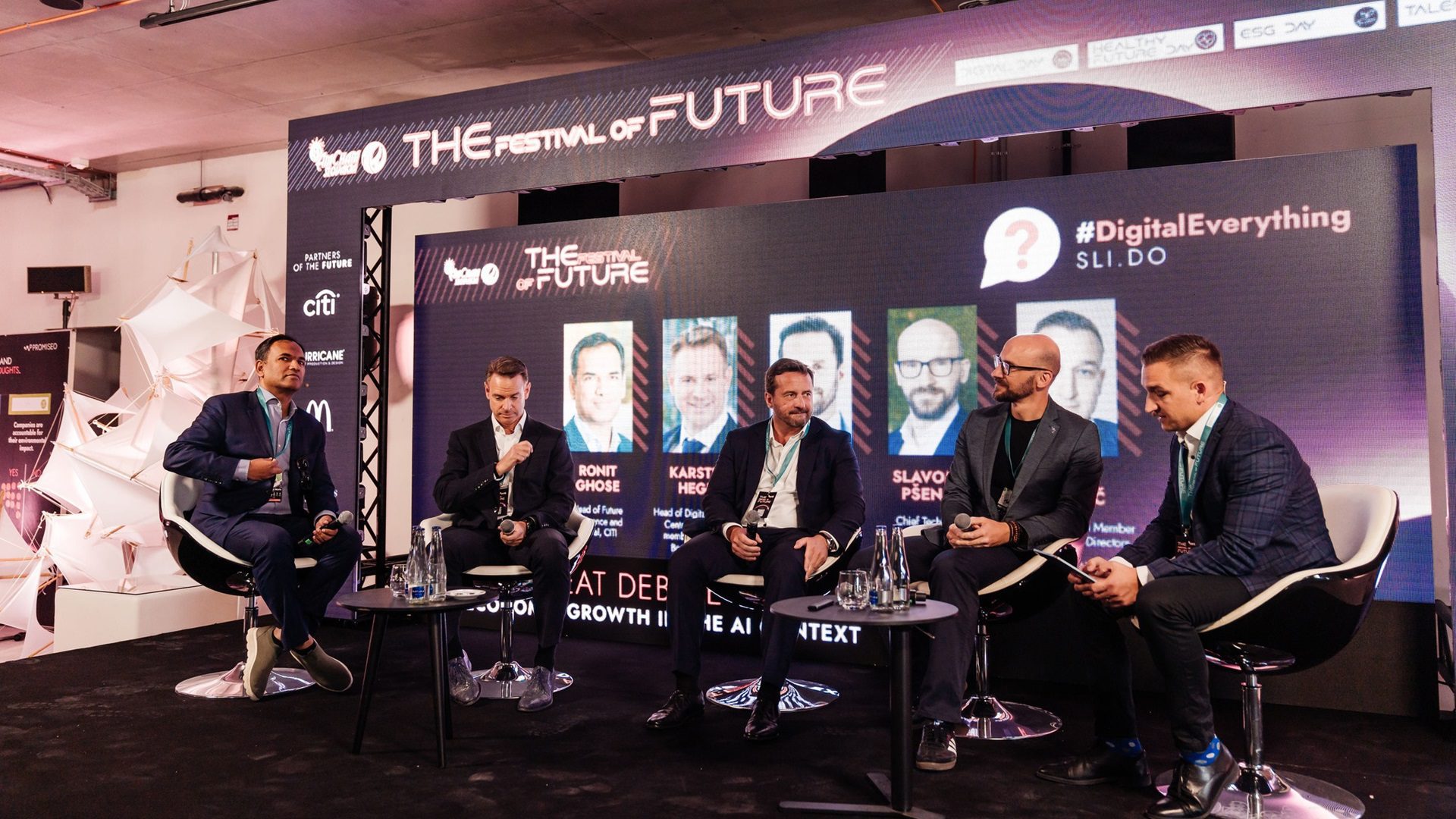 Experten diskutieren auf Technologiekonferenz