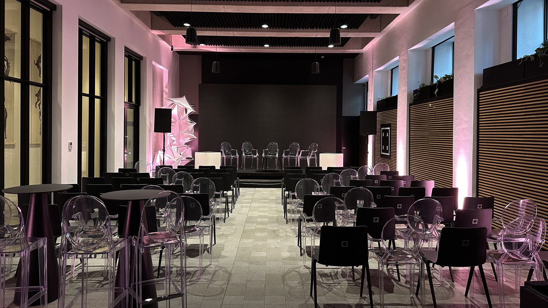 Der Konferenzraum ist bereit für die Bestuhlung von Konferenzen.