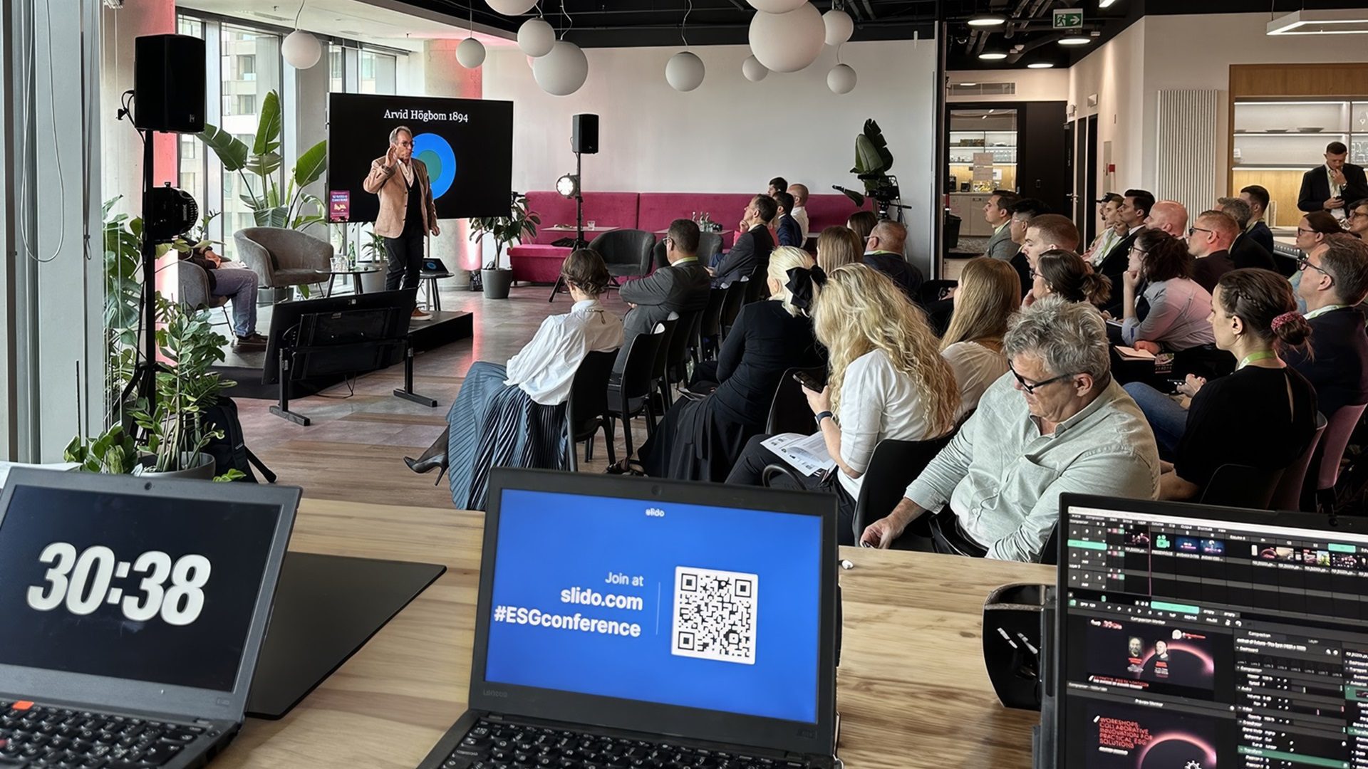 Präsentation auf einer Konferenz mit einem engagierten Publikum.