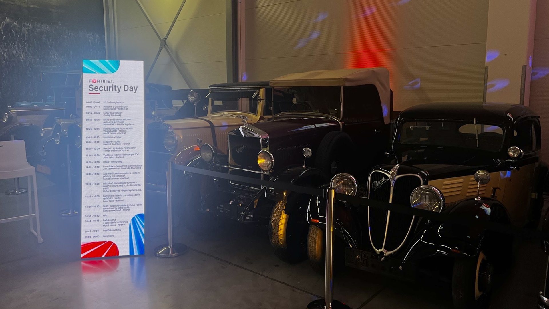 Stará auta vystavená vedľa informačnej tabule.