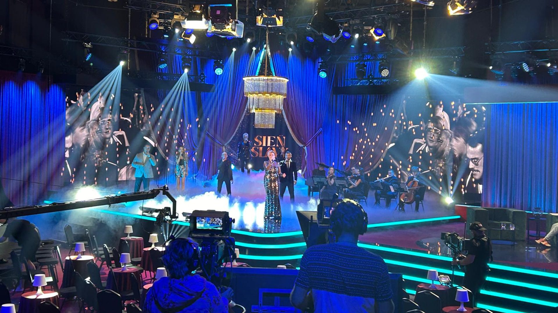 Fernsehaufnahmen mit Licht und Kameras am Set.