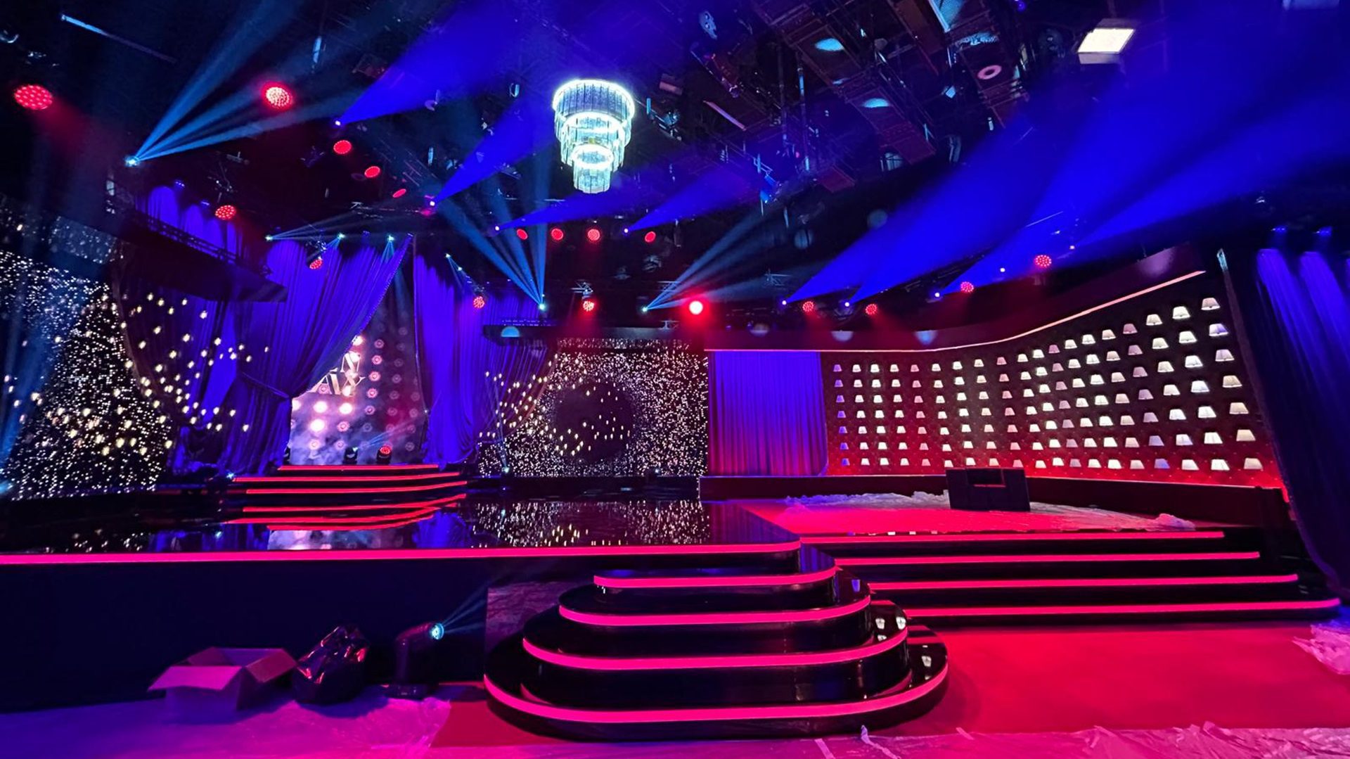 Bunt beleuchtete Bühnenszene mit roten Lichtern.