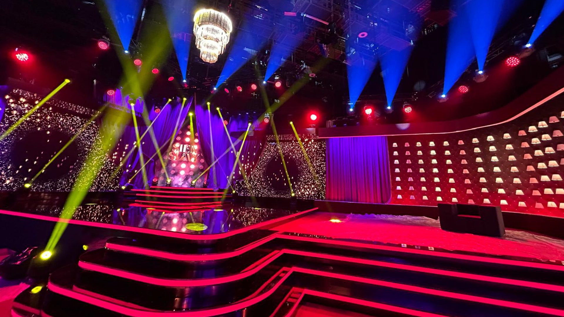 Bunt beleuchtete Bühne des Konzertsaals des Studios