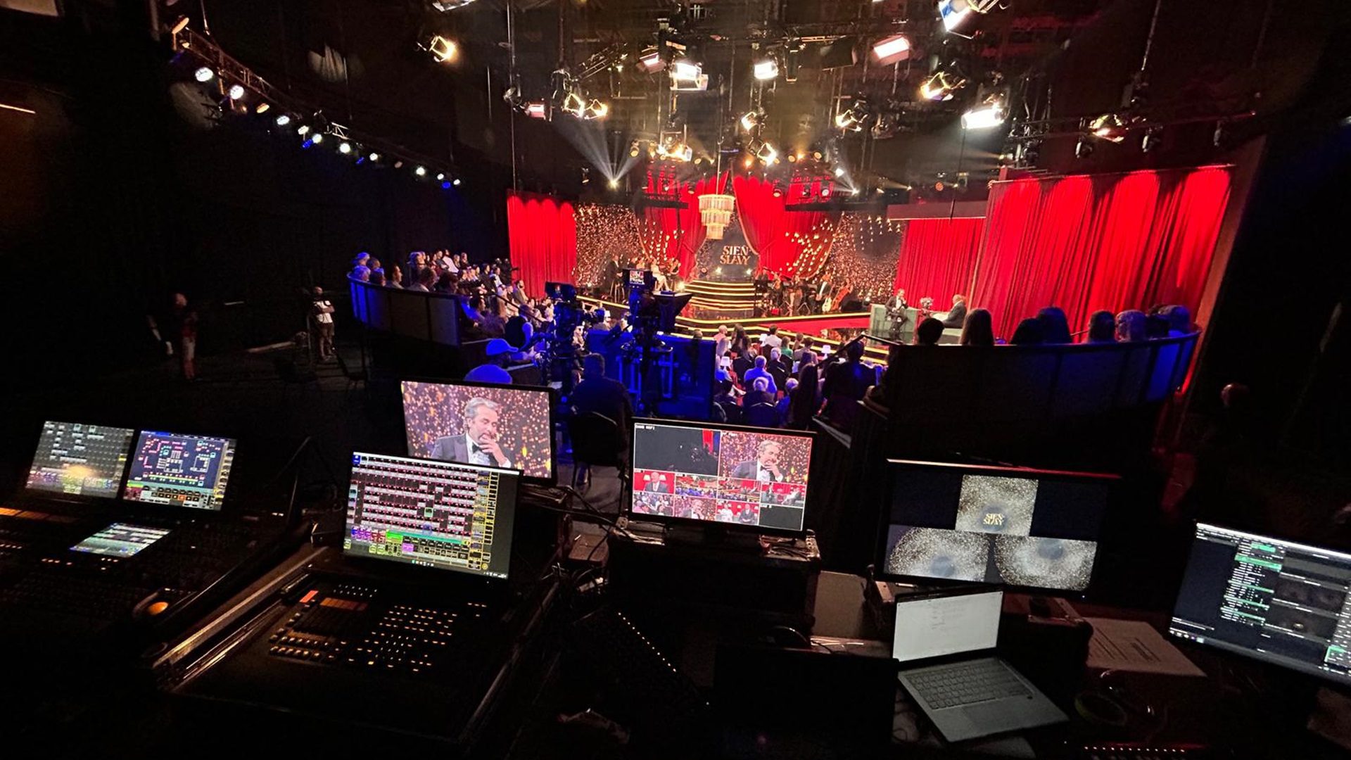 Fernsehproduktionsstudio mit Kameras und Beleuchtung.