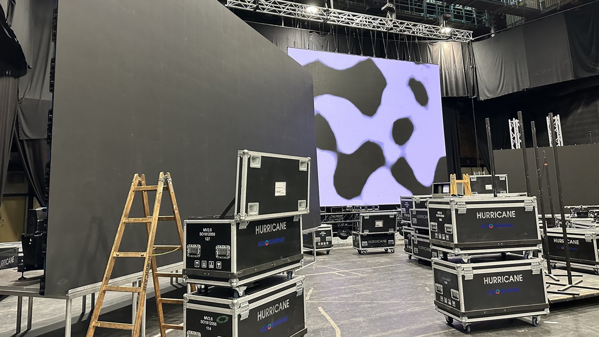 Vorbereitung der Bühnenproduktion mit Ausrüstung und LED-Bildschirm