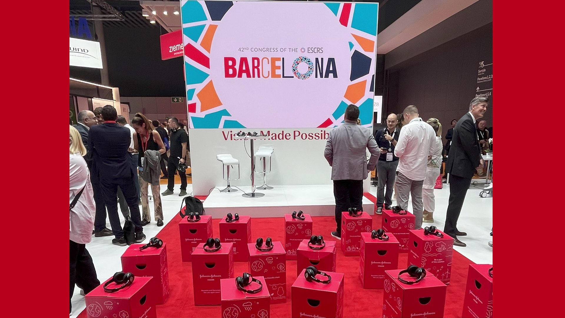 Výstava v Barcelone so stánkami a ľuďmi.