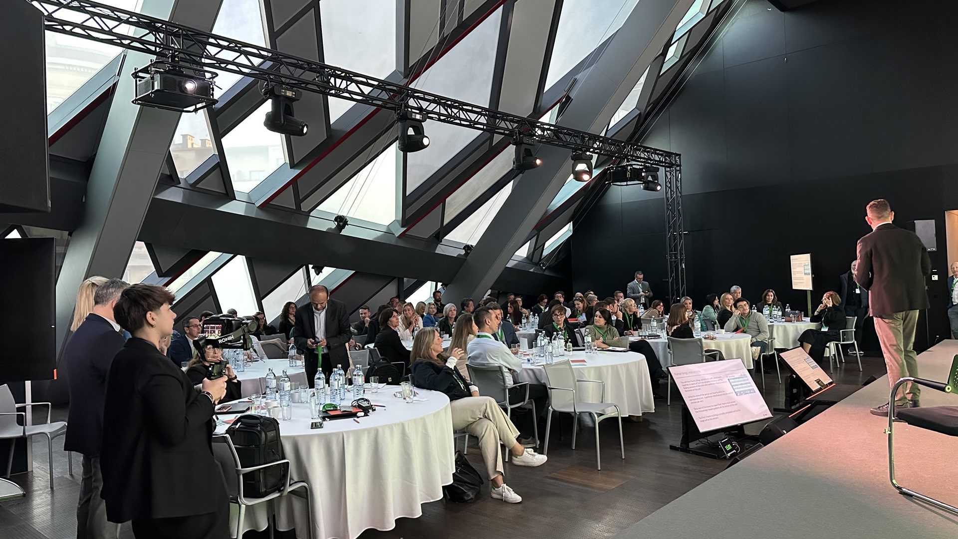 Konferenz in einer modernen Einrichtung mit Publikum