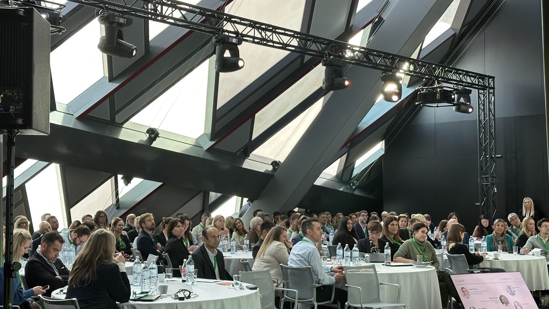 Konferenz in einem voll besetzten modernen Konferenzsaal