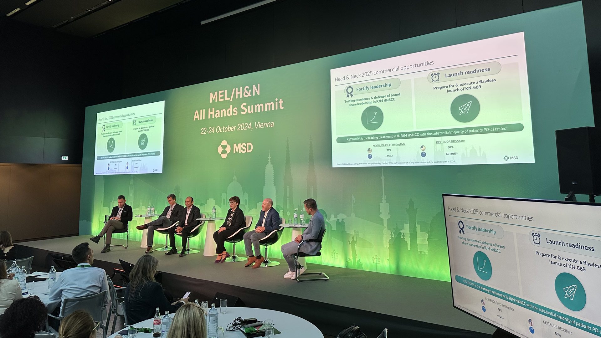 Podiumsdiskussion während der Konferenz im Konferenzsaal.