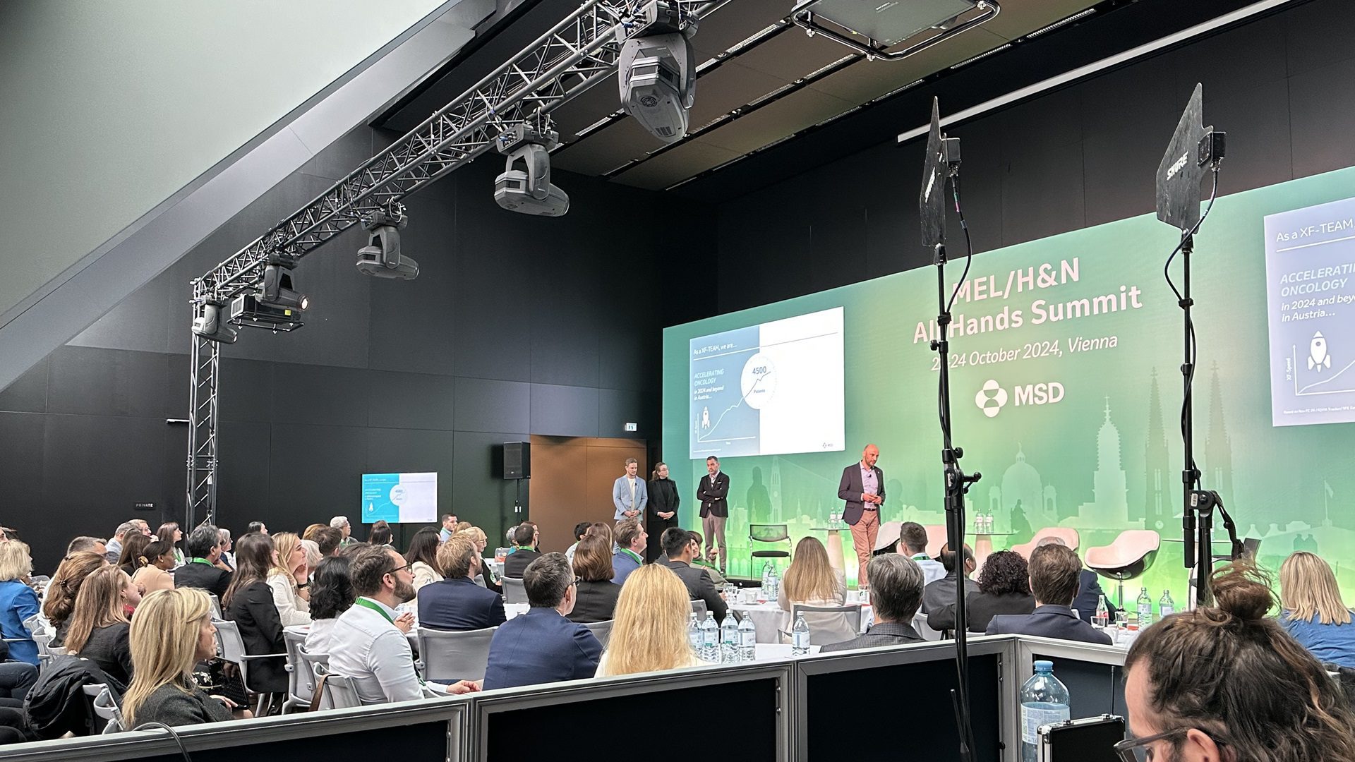 Konferenz mit Rednern und Publikum auf dem Gipfel