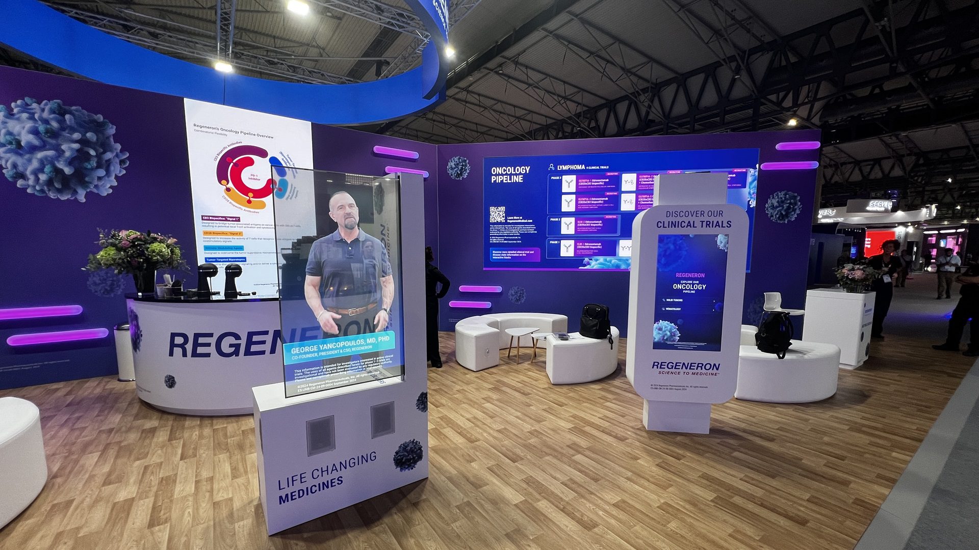 Výstavný stánok farmaceutickej spoločnosti na konferencii.