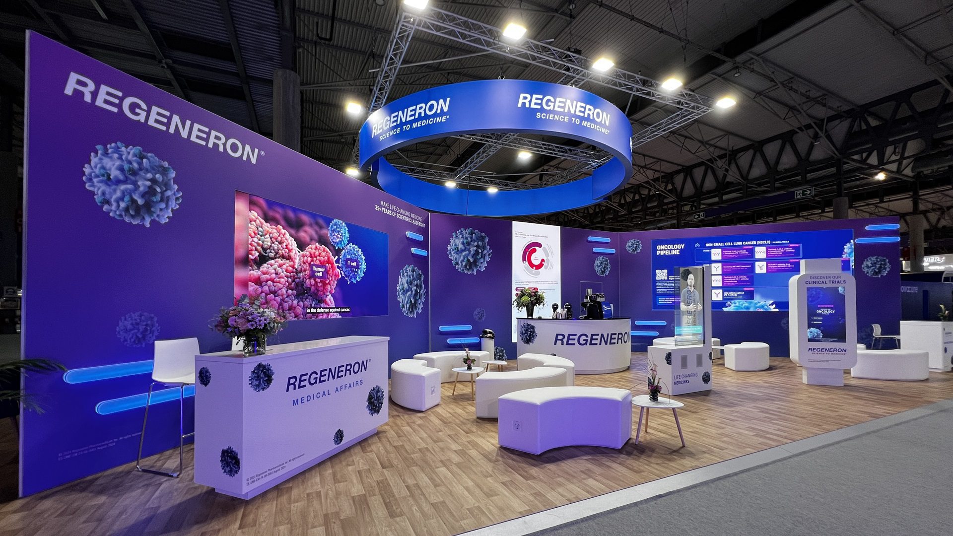 Výstavný stánok Regeneron s informačnými panelmi a dekoráciou.