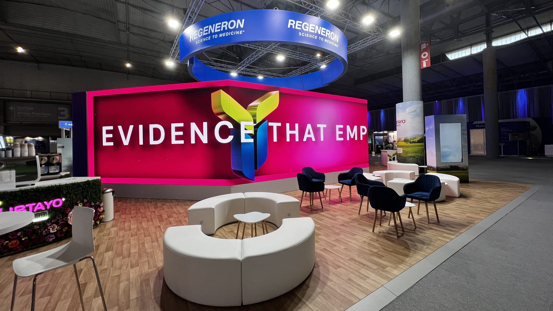 Výstavný stánok s pútavými vizuálnymi prvkami.