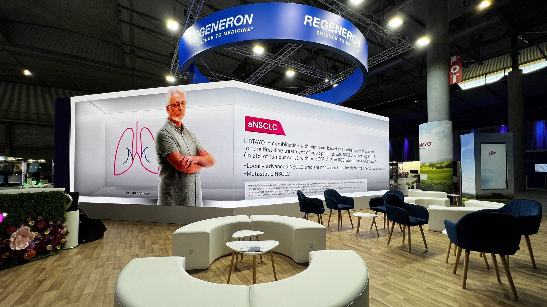 Výstava Regeneron s veľkým informačným panelom.