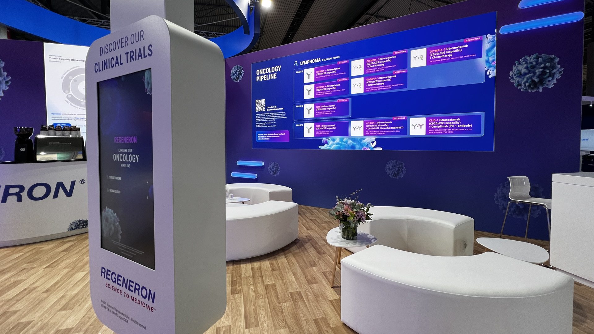 Výstavný stánok s displejmi a pohodlným sedením