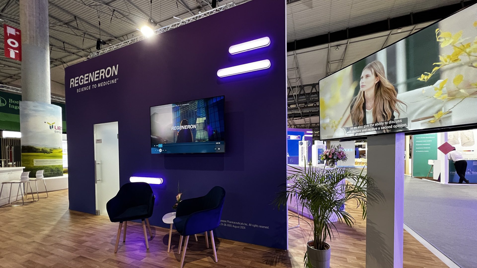 Výstava s moderným dizajnom a nábytkom.