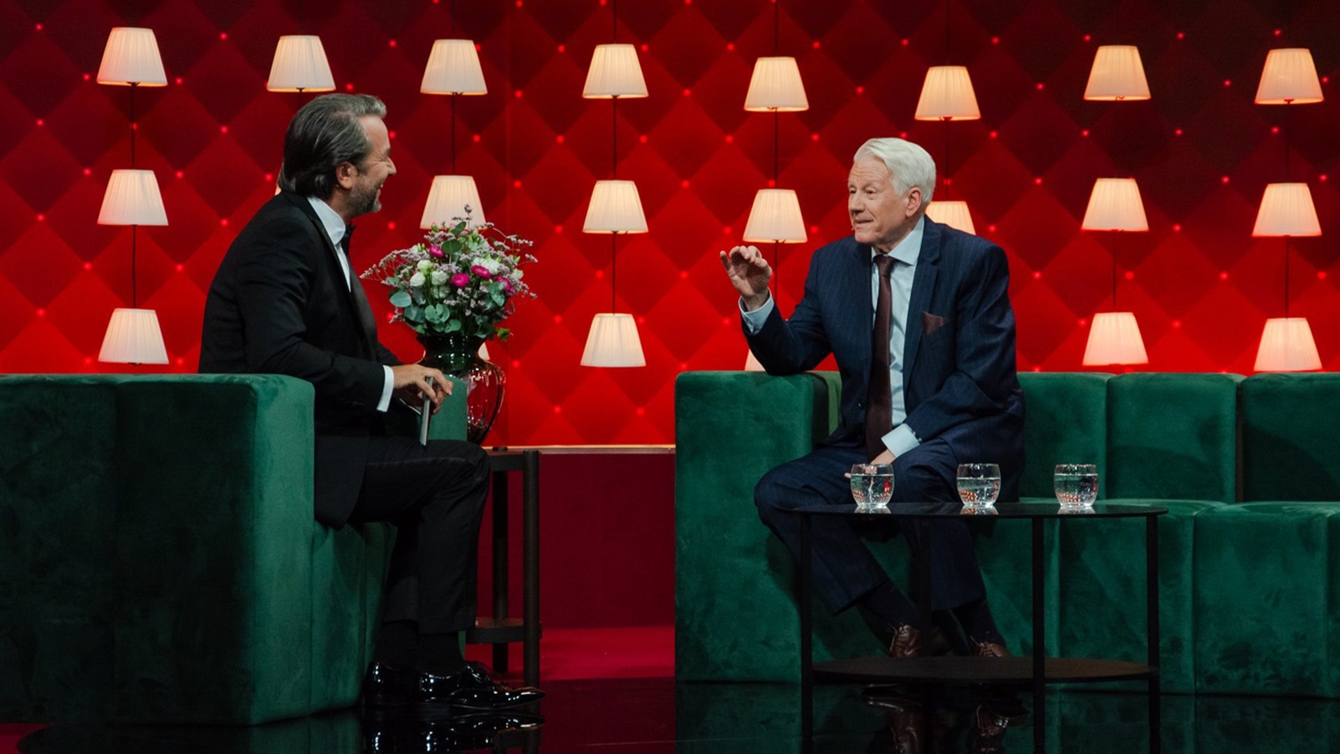 Zwei Männer diskutieren in einer TV-Talkshow.