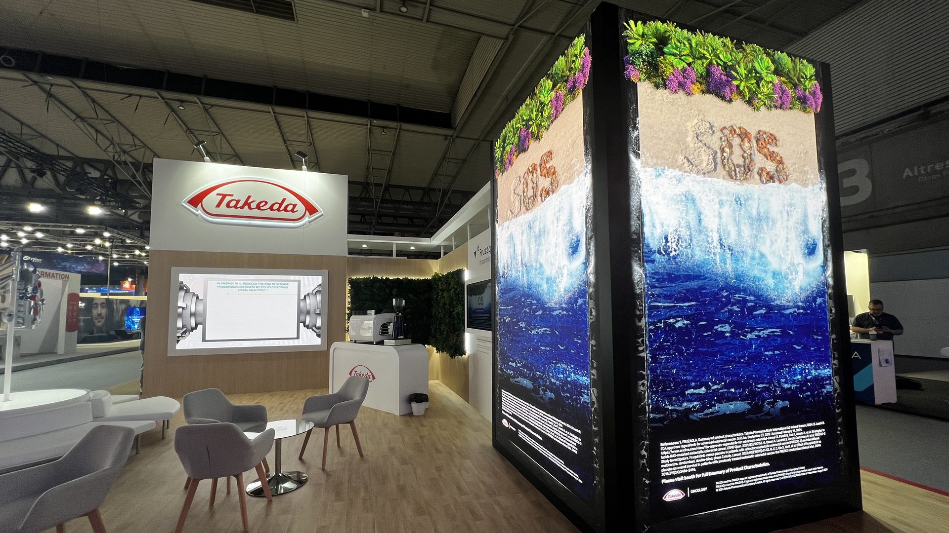 Takeda-Stand mit modernem Design und Display.