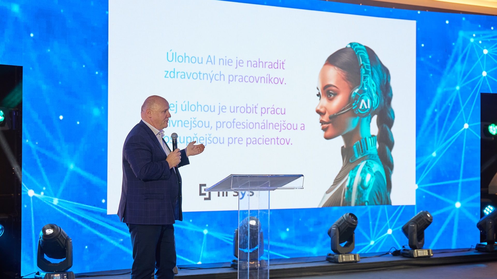 Rečník prezentuje na konferencii o umelej inteligencii.